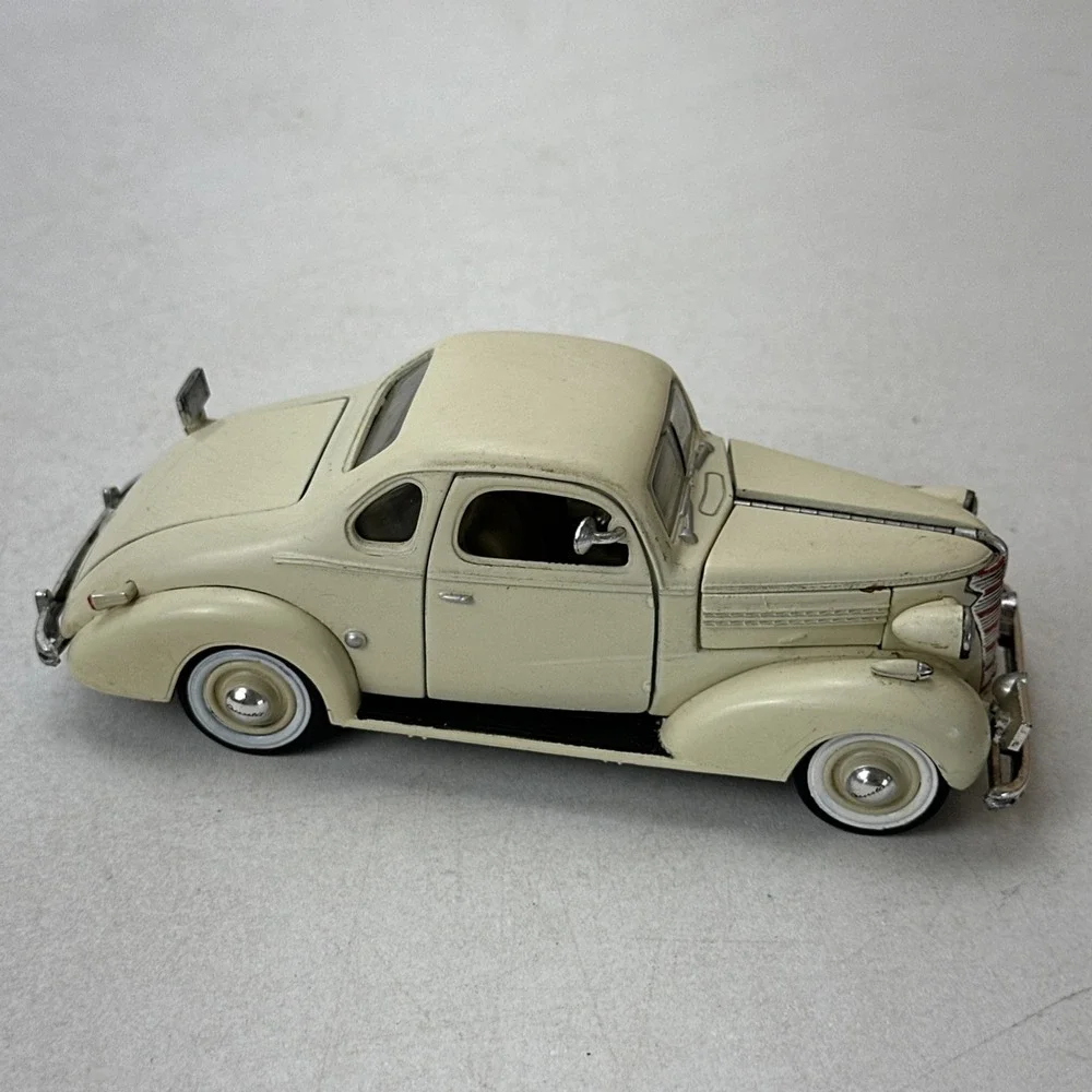 1938 Chevrolet Master Deluxe Business Coupe National Motor Museum 1:32 Cream